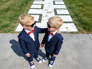 Ensemble de costume formel bleu marine pour garçons avec nœud papillon rouge – Tenue de smoking ajustée pour enfants pour mariage et fête - Product Image 2