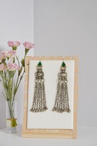 Boucles d'oreilles tribales afghanes vintage rares avec accents de pierres précieuses vert émeraude, travail délicat en filigrane argenté et pièces de monnaie rythmiques - Product Image 2