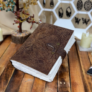Journal en cuir vintage fait main - Livre des ombres vierge avec fermeture à clé en laiton - Product Image 1