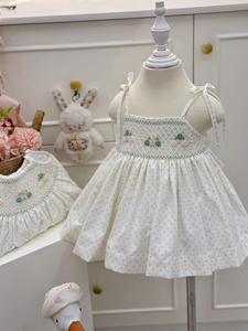 Robe décontractée pour bébé fille, en coton fleuri, broderie smockée faite à la main, aspect lin doux, production OEM au Vietnam - Product Image 2