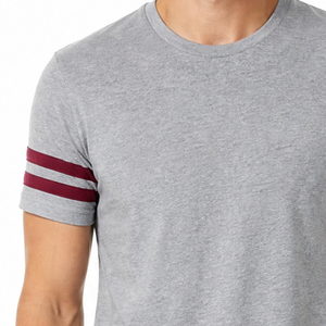 Camiseta clásica para hombre con rayas en las mangas, cuello redondo, gris jaspeado, granate, doble rayas, camiseta informal de manga corta. - Product Image 4