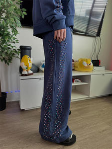 Pantalones de chándal anchos de algodón 100% de alto gramaje con efecto desgastado por el sol y lavado ácido, estilo streetwear, con pedrería y diseño apilado. - Product Image 3