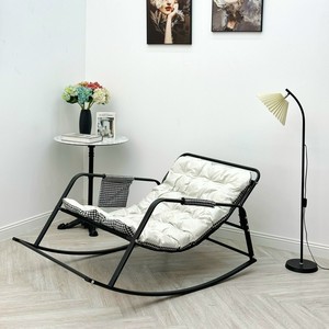 Sillón mecedora de metal de lujo con cojín capitoné extragrande, asiento suave para sala de estar, balcón y patio. - Product Image 4