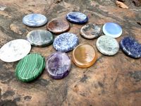 Pierre d'Anxiété Ovale Sculptée en Cristal Naturel Multi-Gemmes pour Soulager l'Anxiété, Vente en Gros, Agate Aameena