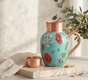Pichet turquoise avec motif floral rouge et anse en cuivre, de qualité supérieure, idéal pour la table à manger. - Product Image 2