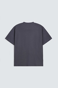 เสื้อยืดคอกลมแขนสั้นสีเทาเข้มสำหรับผู้ชาย ทรงโอเวอร์ไซส์ สวมใส่สบาย ผลิตจากผ้าฝ้าย 100% ระบายอากาศได้ดี เป็นมิตรต่อสิ่งแวดล้อม - Product Image 5