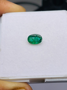 Esmeralda Natural de Zambia, Corte Ovalado, 1.53 Quilates, Gema de Grado AAA, Certificada por IGI, Buena Calidad, Lustre Excelente, Bonito Color Verde - Product Image 2