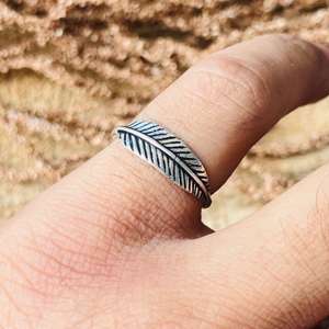 Bague en laiton pour femme, motif feuille, inspirée de la nature, finition argent oxydé, style minimaliste bohème, vente en gros - Product Image 2