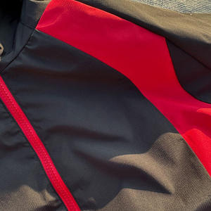 Ensemble de survêtement à capuche pour homme, noir et rouge, à blocs de couleur, séchage rapide, sportif, manches longues, short, fermeture éclair, léger, en polyester - Product Image 3