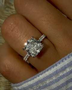 Bague de Fiançailles Solitaire 2,5 carats en Diamant de Laboratoire Scintillant Taille Coussin, Sertie à Griffes et Pavé, pour Demande en Mariage et Alliances, en Or Massif 14K 18K - Product Image 6