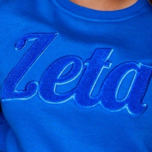 Sudadera de chenilla azul Zeta Phi Beta para mujer, con bordado monocromático de la letra Zeta, estilo casual. - Product Image 5