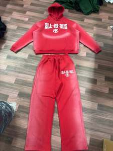 Ensemble survêtement personnalisé : Hoodie oversize et pantalon de survêtement coupe droite en molleton épais, rouge délavé vintage, avec logo imprimé en relief, style streetwear - Product Image 1
