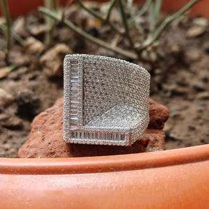 Anillo de Plata de Ley con Inicial y Moissanita Corte Baguette, Estilo Hip Hop, Diseño en Racimo, Bañado en Rodio, Joyería Unisex - Product Image 1