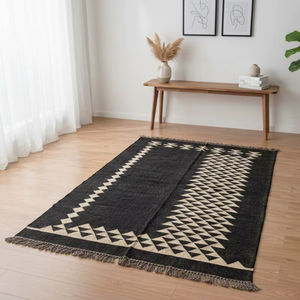 พรมคิลิมทอมือจากขนสัตว์สีดำและปอกระเจา – พรมลายเรขาคณิตแบบทอเรียบ เป็นมิตรกับสิ่งแวดล้อม เหมาะสำหรับห้องนั่งเล่น ห้องครัว ทางเดิน และตกแต่งบ้าน - Product Image 1