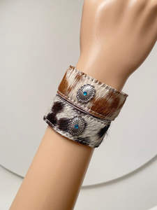 Nueva llegada gran oferta occidental elegante Unisex hecho a mano piel de vaca cuero medio Concho mano brazalete pulseras uso diario accesorio - Product Image 2