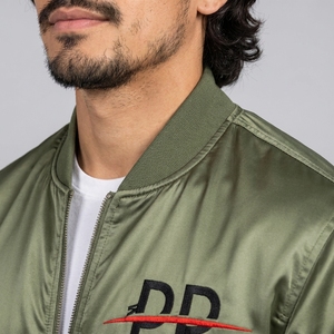 Veste en satin pour homme de haute qualité, conçue avec un tissu satiné léger, texture lisse, coupe confortable et style moderne. - Product Image 6