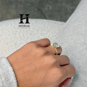 Bague de fiançailles de luxe en or jaune 14 carats avec diamant de laboratoire taille ronde, pavé de pierres, halo caché, pour femme - Product Image 3