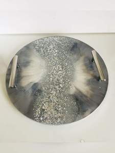 ถาดเสิร์ฟเรซิ่นดีไซน์เนอร์ สีสันปรับแต่งได้ งานแฮนด์เมดสุดหรู สำหรับงานดิวาลี งานแต่งงาน ลายดอกไม้ ผลไม้ สำหรับงานพิเศษ ทันสมัย - Product Image 1