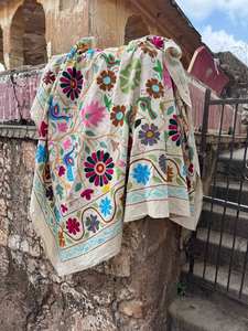 Manta de Algodón Suzani Bordada a Mano, Duradera y Decorativa |   Colcha de Algodón Hecha a Mano |   Funda de Sofá Bohemia - Product Image 3