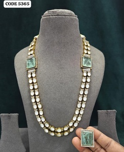 Collar de Doble Capa Color Verde Menta con Acabado Dorado de Lujo, con Anillo a Juego, Joyería de Moda para Novias, Bodas y Fiestas - Product Image 1
