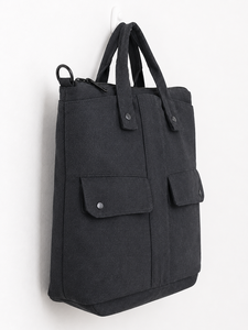Sac fourre-tout en toile noire avec fermeture éclair, bandoulière et poches avant pour le shopping, les voyages et l'usage quotidien - Product Image 1