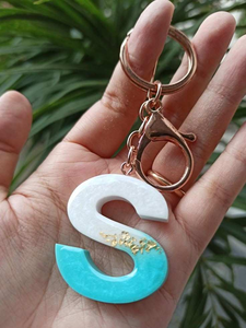 Porte-clés personnalisé en résine avec initiale, porte-clés lettre fait main, pendentif de sac unique et coloré, et décoratif - Product Image 3