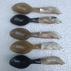 Cuchara de cuerno de 13 cm con mango de nácar hecha a mano en Vietnam, pulido con espejo para una elegante fiesta, servicio de caviar Premium - Product Image 1