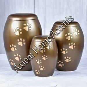 Urna de cremación para mascotas hecha a mano con diseño de huella de pata para honrar a las mascotas amadas en un memorial atemporal de Axiom Home Accents - Product Image 2
