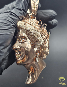 จี้รูปพระราชินีประดับเพชรหรูหรา พร้อมมงกุฎเพชร และสร้อยคอดีไซน์เนอร์สองสีแบบโดดเด่น - Product Image 4