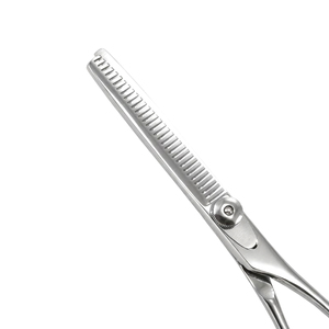กรรไกรซอยผมมืออาชีพ 440C สแตนเลสสตีล น้ำหนักเบา ด้ามจับขนาดกลาง สำหรับคนถนัดขวา ใช้สำหรับตัดแต่งทรงผมในร้านเสริมสวย - Product Image 5