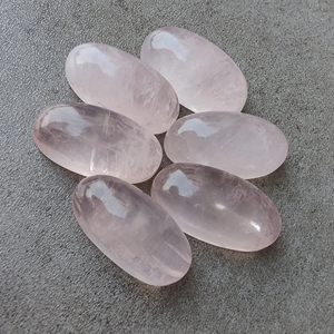 Cabujón de Cuarzo Rosa Natural, Gema Ovalada Grande AAA+, Parte Posterior Plana Calibrada para Joyería, Disponible en Todos los Tamaños - Product Image 1