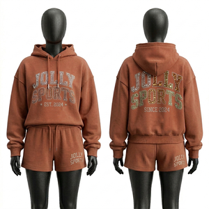 Conjunto de Sudadera con Capucha y Pantalones Cortos de Felpa de Algodón Marrón para Mujer, con Logotipo Personalizado con Transferencia Térmica de Diamantes de Imitación, Conjunto de Sudadera con Capucha y Pantalones Cortos de Primera Calidad para Mujer - Product Image 1