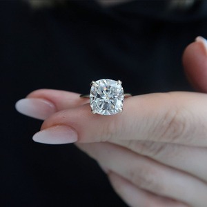 Anillo Solitario de Oro Blanco Sólido de 14K con Diamante de Laboratorio Corte Cojín de 4.51 Ct, Claridad VVS2, Certificado IGI, Engaste Corona de 4 Puntas - Product Image 2