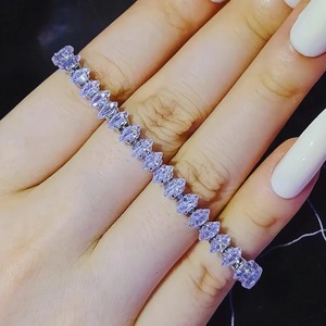 Bracelet élégant en diamant de laboratoire de haute qualité, bijoux élégants pour un usage décontracté ou pour le bureau et les soirées, disponible à la vente - Product Image 5