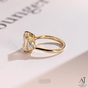 Bague de Fiançailles et de Mariage pour Femme en Moissanite Certifiée IGI, Plaqué Rhodium Couleur Or, Coupe Émeraude, Forme Triangle, Tendance - Product Image 6
