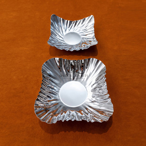 Bols à chocolat de luxe en acier inoxydable cannelé, design ondulé élégant, finition chromée, forme carrée, pour service gastronomique et événements - Product Image 2