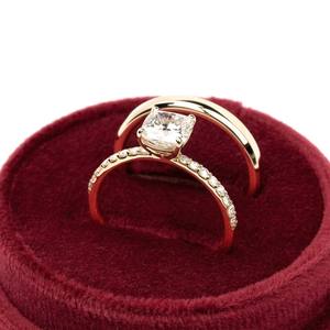 Conjunto de Anillo de Compromiso y Alianza de Oro Amarillo de 14K/18K con Diamante Cultivado en Laboratorio de Corte Cojín de Lujo, Certificado IGI, Joyería al por Mayor - Product Image 2