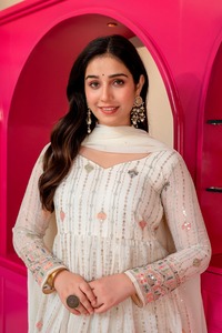 ชุดเดรส Anarkali พร้อมกางเกงและผ้าคลุมไหล่ ผ้าจอร์เจตต์ลายดอกไม้ประดับด้วยงานปักดิ้นทองแบบหนัก งานปักเลื่อม สำหรับส่งออกจำนวนมาก - Product Image 2