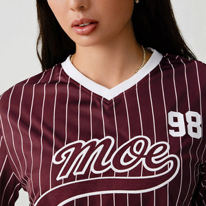 Camiseta de fútbol americano estilo béisbol de malla para mujer, cuello en V, con rayas, logotipo personalizado, poliéster transpirable, ropa de equipo, suministro OEM al por mayor - Product Image 2