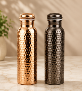 Ensemble de bouteilles d'eau en cuivre martelé finition noire - Artisanat traditionnel élégant et esthétique moderne personnalisable - Product Image 1