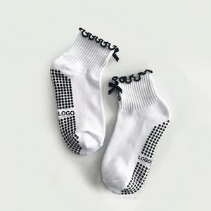 Calcetines de Pilates con Logotipo Personalizado para Mujer, Antideslizantes, con Suela Completa de Puntos, Calcetines de Yoga con Cordones Negros, Venta al Por Mayor - Product Image 4