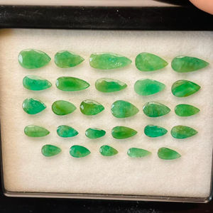 พลอยมรกตธรรมชาติจากแซมเบีย รูปทรงลูกแพร์ น้ำหนัก 18.67 กะรัต คุณภาพดี สีเขียวสวยงาม เงางาม ขัดเงาอย่างสมบูรณ์แบบ เหมาะสำหรับทำเครื่องประดับ - Product Image 1