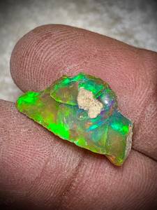 Ópalo Etíope Natural en Bruto, Verde, Forma Irregular, Opalescente, Gema Suelta de 7 Quilates, A.R. Gems para Joyería - Product Image 1