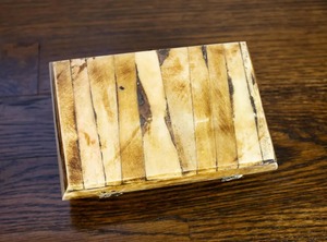 Boîte à bijoux rectangulaire classique en os incrusté avec accents en laiton et design sculpté, boîte de rangement pour chambre à coucher - Product Image 5
