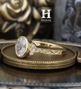 Bague de fiançailles ovale tendance, motif celtique médiéval Triquetra, bague d'anniversaire gravée, or 10K 14K - Product Image 5