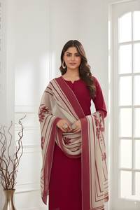 Conjunto de Kurta y Pantalón Recto de Seda Romana Color Granate con Dupatta de Algodón con Estampado Digital, Cuello Redondo, Largo hasta la Pantorrilla, Traje Étnico para Mujer - Product Image 4