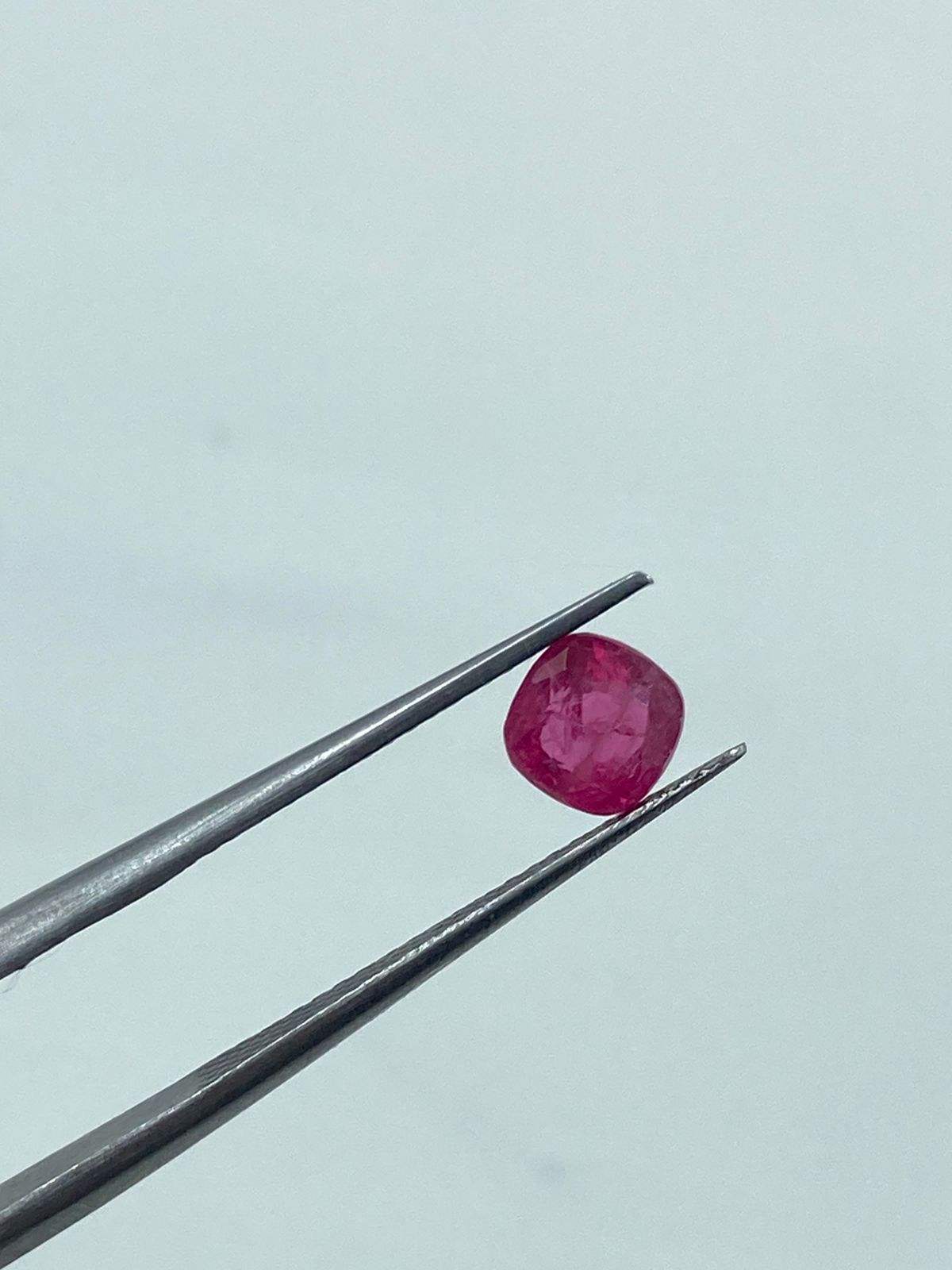 สีแดงอมชมพู