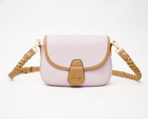 กระเป๋าถือ/สะพายข้าง โฮดี้ อะยาน่า พรีเมียม ทำจากหนังไมโครไฟเบอร์สังเคราะห์ สายสะพายยาวแบบถัก ปิดด้วยซิป บุด้วยผ้าซาติน - Product Image 4