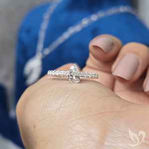 Anillo de Compromiso con Diamante Cultivado en Laboratorio de 0.50CT, Corte Pera, Certificado por IGI, Oro Sólido de 10K, Halo Oculto, Anillo de Novia - Product Image 5