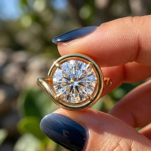 Bague de fiançailles solitaire OM GEMS tendance en or jaune 14 carats avec diamant de laboratoire certifié IGI taille ronde 2 carats serti clos - Product Image 4